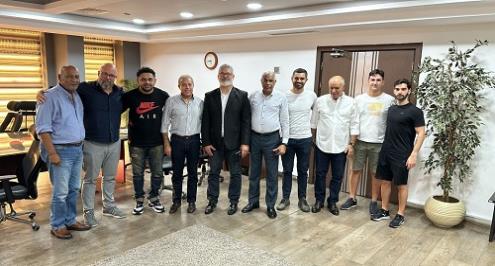 بالصور.. ميكالي يوقع على عقود تدريب منتخب 2005.. وجلسة مرتقبة لتحديد الجهاز المعاون